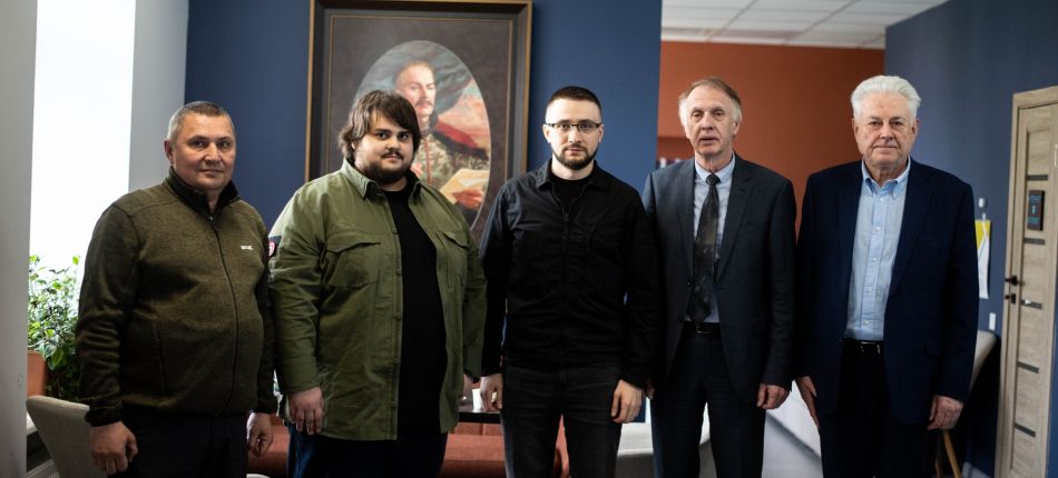 Учасники дискусії «5-й рік великої війни. Імперії впадуть» у приміщенні Фундації Пилипа Орлика — військові, дипломати та культурні діячі