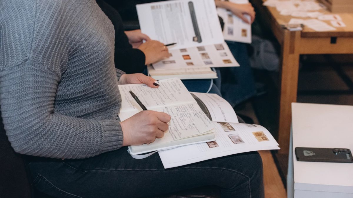 Учасники освітньої програми «Корені та крила» опрацьовують методичні матеріали під час навчального модуля Літньої школи