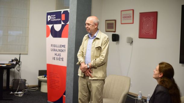 Ігор Харченко виступає перед вчителями історії в офісі Фундації Пилипа Орлика на тлі ролл-апу Фундації