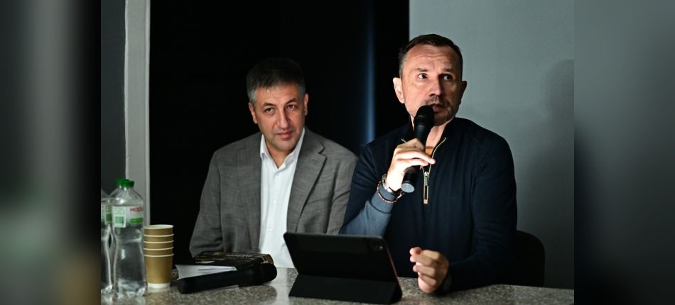 Спікери презентації книги про вбивство Симона Петлюри за столом із мікрофоном у Національному музеї історії України