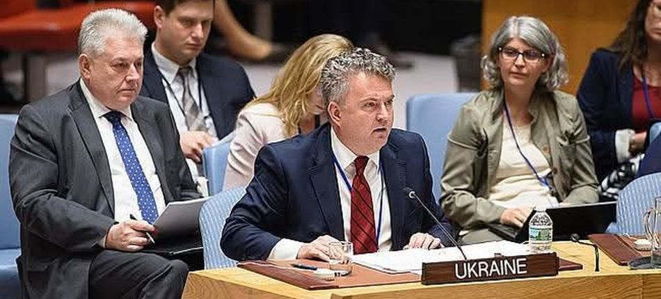 Українська делегація на засіданні Ради Безпеки Організації Об'єднаних Націй за столом з табличкою UKRAINE