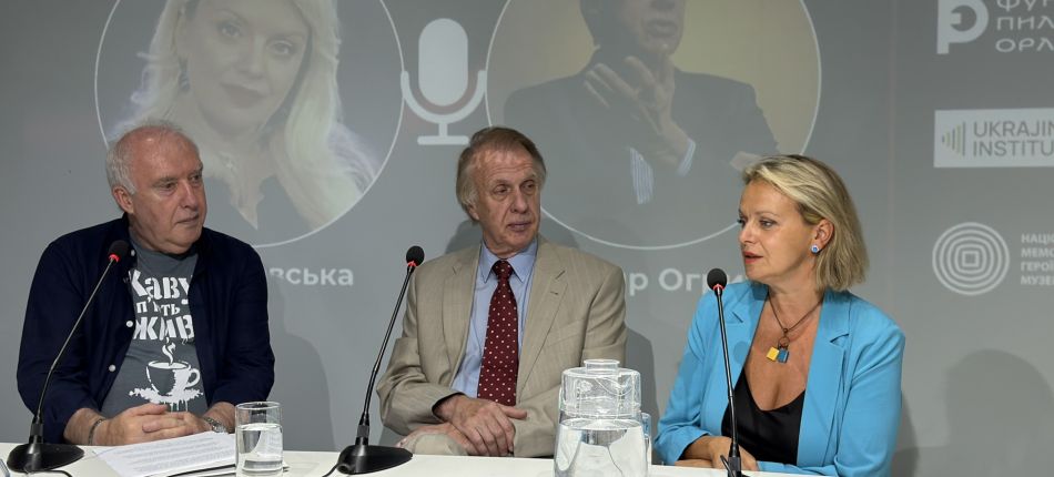 Ростислав Прокопюк, Володимир Огризко та Ірма Вітовська за столом під час «Актуальних діалогів» у Києві
