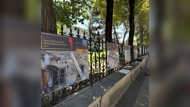 Стенди виставки про зруйновані російською агресією українські храми на кованій огорожі парку в Кишиневі