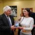 Боріс Джонсон тисне руку Ксенії Дворніковій, тримаючи книгу «Вижити в Гостомелі: 21 історія з міста-героя»