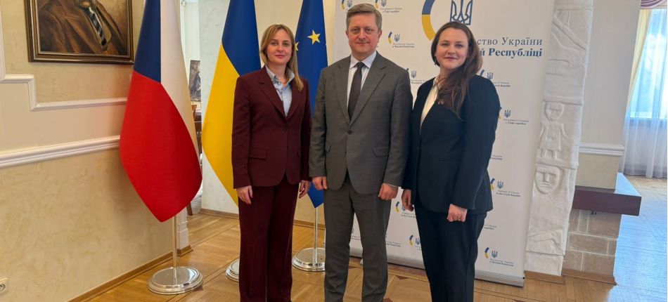 Зустріч команди Фундації Пилипа Орлика з Послом України Василем Зваричем у Посольстві України в Чехії — програма Корені та крила