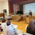 Ярина Ясиневич виступає з презентацією програми «Корені та крила» перед учителями на конференції у Стемфорді
