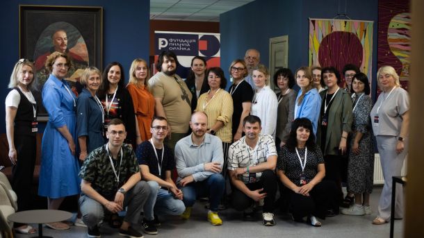 Учасники першої офлайн-зустрічі програми «Корені та крила» — 25 вчителів історії з різних областей України разом із командою Фундації Пилипа Орлика у Києві