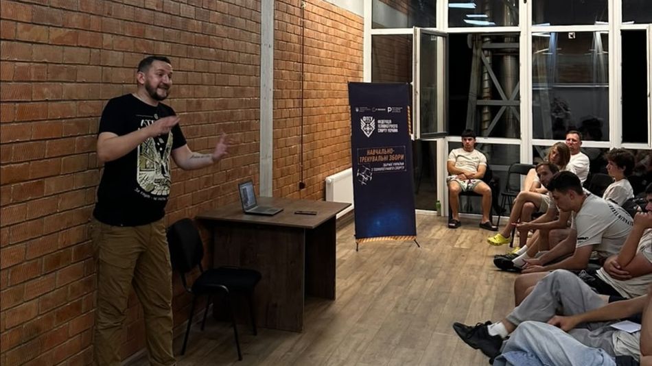 Історик Володимир Бірчак виступає з лекцією про УПА перед учасниками зборів збірної України з технологічного спорту