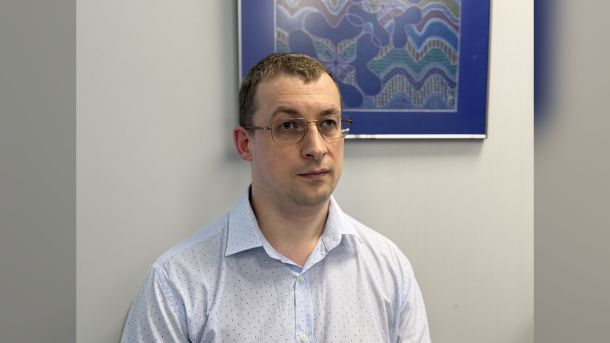 Олег Заярний, науковий радник Фундації Пилипа Орлика, доктор юридичних наук, портрет в офісі на тлі картини