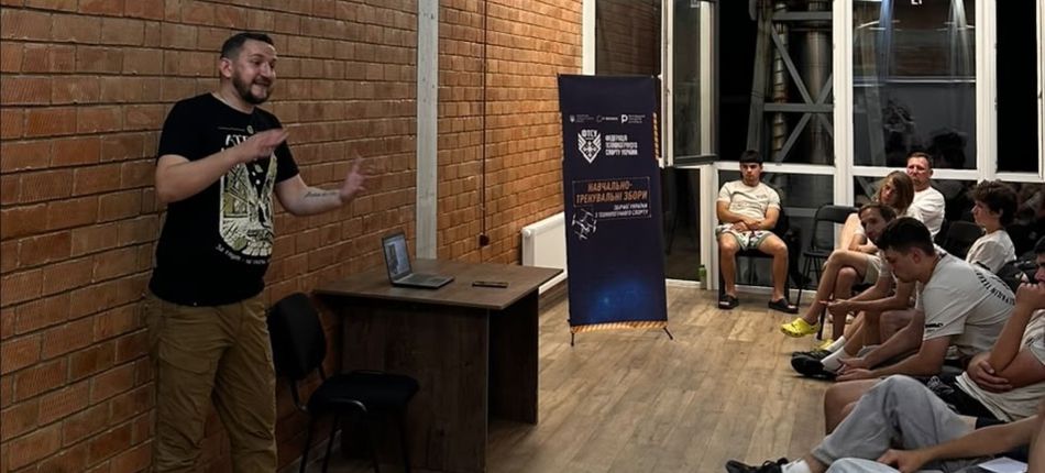 Історик Володимир Бірчак виступає з лекцією про УПА перед учасниками зборів збірної України з технологічного спорту