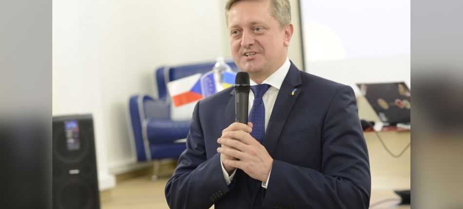 Василь Зварич, Надзвичайний і Повноважний Посол України в Чеській Республіці, виступає з мікрофоном