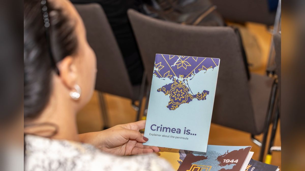 Учасниця заходу Українського тижня в Німеччині тримає брошуру «Crimea is… Explainer about the peninsula»