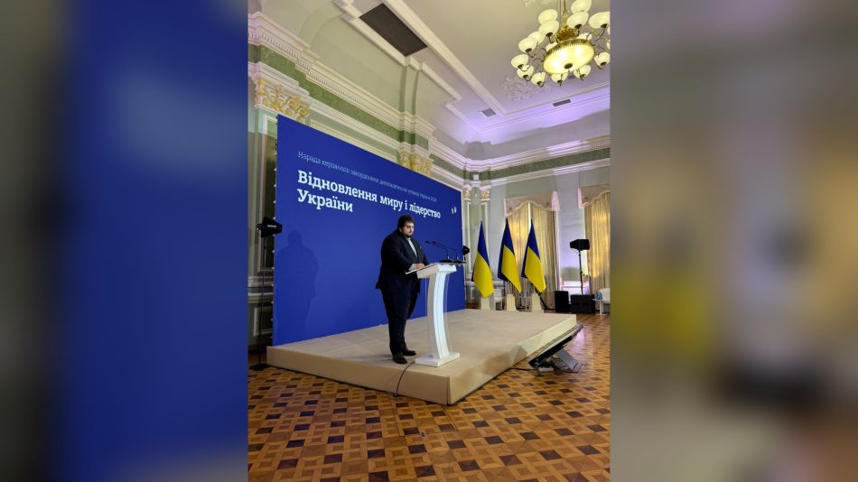 Голова правління Фундації Пилипа Орлика Артем Миколайчук виступає з трибуни на Нараді керівників закордонних дипломатичних установ України