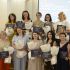 Учасниці менторської програми «Корені та крила» тримають сертифікати та квіти на підсумковій зустрічі у Празі