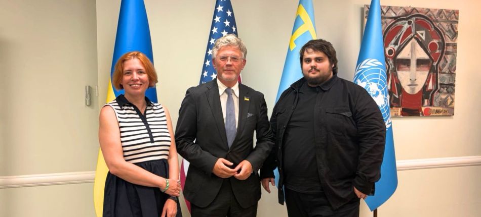 Андрій Мельник, Артем Миколайчук та Ярина Ясиневич на тлі прапорів України, США та ООН у Нью-Йорку