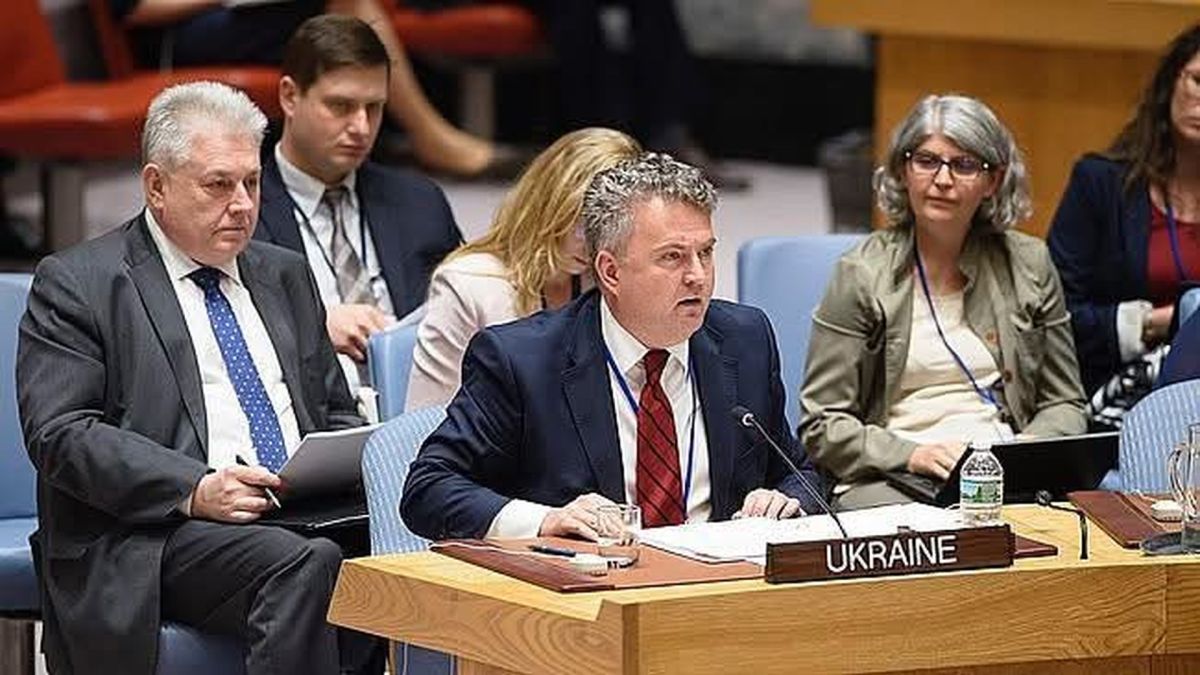 Українська делегація на засіданні Ради Безпеки Організації Об'єднаних Націй за столом з табличкою UKRAINE
