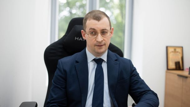 Олег Заярний, науковий радник Фундації Пилипа Орлика, за робочим столом в офісі під час інтерв'ю