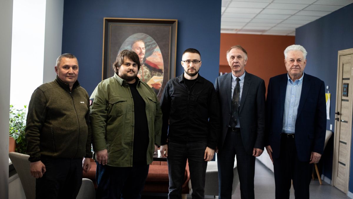 Учасники дискусії «5-й рік великої війни. Імперії впадуть» у приміщенні Фундації Пилипа Орлика — військові, дипломати та культурні діячі