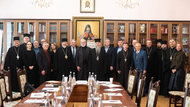 Групове фото учасників зустрічі Ініціативної групи «Першого грудня» з лідерами християнських церков України у бібліотеці Богословської академії Михайлівського Золотоверхого монастиря в Києві