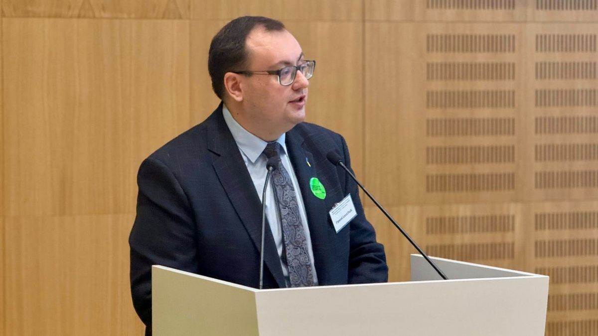 Павло Левчук, доцент Інституту славістики Польської академії наук, виступає на трибуні під час конференції