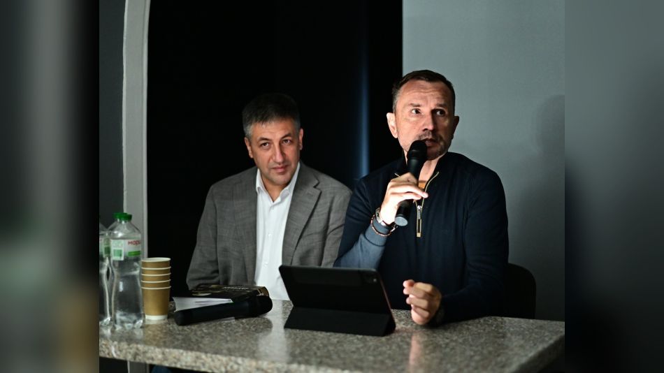 Спікери презентації книги про вбивство Симона Петлюри за столом із мікрофоном у Національному музеї історії України