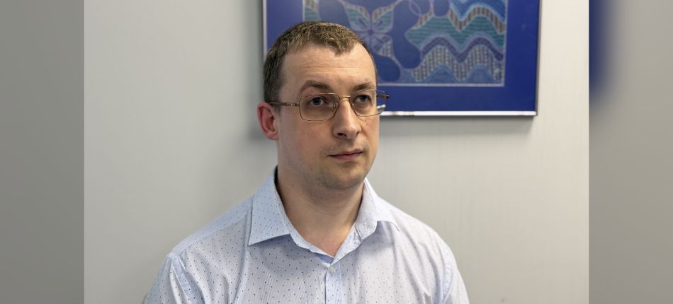 Олег Заярний, науковий радник Фундації Пилипа Орлика, доктор юридичних наук, портрет в офісі на тлі картини