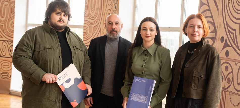 Учасники підписання меморандуму між Фундацією Пилипа Орлика та Національним музеєм історії України у залі музею